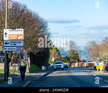 Taglio di cartone del traffico poliziotta con la velocità della telecamera in strada, North Berwick, East Lothian, Scozia, Regno Unito Foto Stock