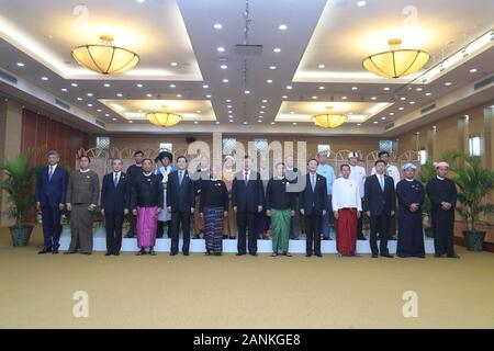 (200117) -- NAY Gen. Pyi TAW, Gennaio 17, 2020 (Xinhua) -- Il presidente cinese Xi Jinping in posa per una foto di gruppo con i leader di Myanmar i partiti in Nay Gen. Pyi Taw, Myanmar, Gennaio 17, 2020. (Xinhua/Ju Peng) Foto Stock