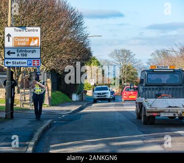 Taglio di cartone del traffico poliziotta con la velocità della telecamera in strada, North Berwick, East Lothian, Scozia, Regno Unito Foto Stock