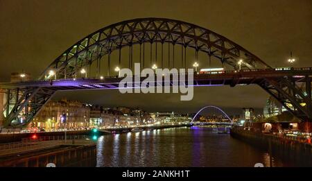 Tyne Bridge e Millennium Bridge a Newcastle upon Tyne Foto Stock