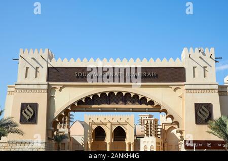 DUBAI, Emirati Arabi Uniti - 23 novembre 2019: Souk Madinat Jumeirah mall shopping center ingresso e firmare in una giornata di sole Foto Stock