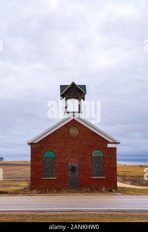 Vecchio abbandonato una camera mattone schoolhouse nel Midwest. Foto Stock