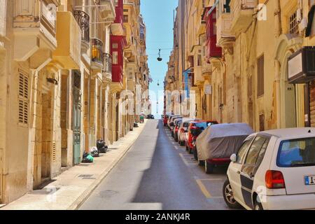 Belle strade barocche di Valletta, la capitale di Malta. Con case minuscole con molti balconi colorati. Foto Stock