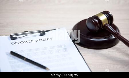 Divorzio documento Politica sulla tabella, martello giacente sul blocco audio, diritto di famiglia Foto Stock