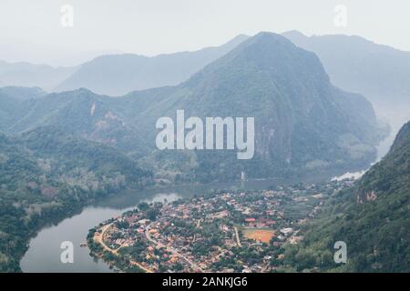 Vista panoramica su foggy Nam Ou fiume nei pressi di Nong Khiaw village, Laos Foto Stock