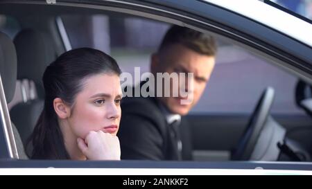 Infastiditi donna guardando fuori della finestra auto, sconvolto dopo la disputa con l uomo, il divorzio Foto Stock