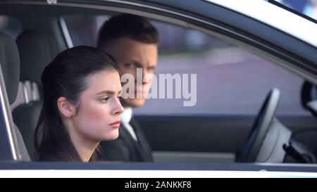 Infelice marito e moglie seduta in auto dopo la lotta, il rischio di divorzio contenzioso Foto Stock