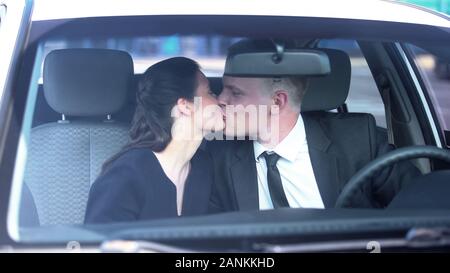 Amorevole marito baciare moglie prima giornata di lavoro, relazioni di fiducia, amanti Foto Stock