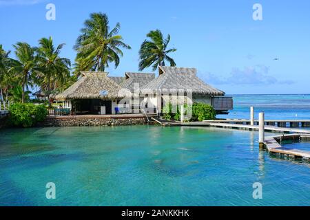 MOOREA, Polinesia francese -30 NOV 2018- Vista della Moorea Dolphin Center presso l'Intercontinental Moorea Lagoon Resort and Spa Moorea sulla laguna in Foto Stock