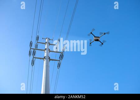 ispezione e osservazione della distribuzione di torri elettriche con drone Foto Stock