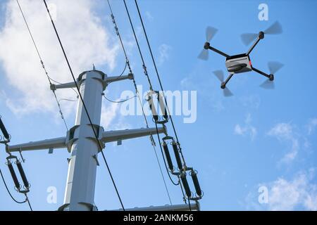 ispezione e osservazione della distribuzione di torri elettriche con drone Foto Stock