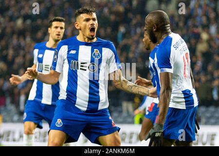 FC Porto il giocatore Soares (L) e Moussa Marega (R) sono visti celebra il primo obiettivo per la FC Porto durante la partita per il portoghese primo campionato a Dragon Stadium il 17 di gennaio, 2020 a Porto, Portogallo. (Punteggio finale: FC Porto 1:2 SC Braga) Foto Stock