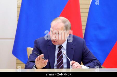 Il presidente russo Vladimir Putin ha presieduto una riunione redazione modifiche costituzionali egli ha proposto presso la Residenza Presidenziale Novo-Ogaryovo Gennaio 16, 2020 al di fuori Mosca, Russia. Putin ha proposto di ampie modifiche costituzionali che sono visti come un mezzo per prolungare il suo regno. Foto Stock