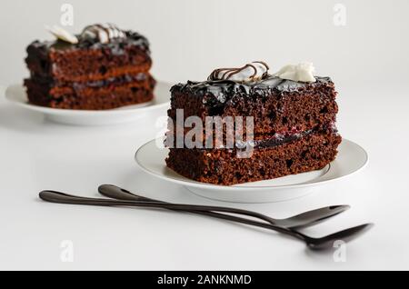 Concetto di dessert. Dolce fetta di torta al cioccolato su sfondo bianco. Close up Foto Stock