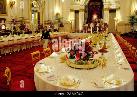 La grande sala da ballo a Buckingham Palace a Londra essendo stabilite per un banchetto di stato. Foto Stock