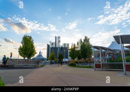 Detroit, Mi - 7 Settembre 2019: le persone che si godono la recente instillazione del Millikan State Park e il lungofiume che conduce fino al centro di Detroit Foto Stock