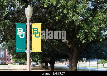 Waco, TX / STATI UNITI D'America - 12 Gennaio 2020: Baylor University banner dei pali della luce, con spazio di copia Foto Stock