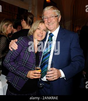 Sir Michael Morbo di Parkinson per celebrare il lancio del suo libro "Parky la mia autobiografia" con i compagni di presentatore Penny Smith in occasione di un ricevimento di Holland Park, Kensington di Londra. Foto Stock