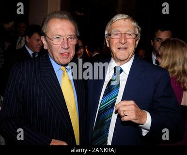 Sir Michael Morbo di Parkinson per celebrare il lancio del suo libro "Parky la mia autobiografia' con Sir David Frost ad un ricevimento di Holland Park, Kensington di Londra. Foto Stock