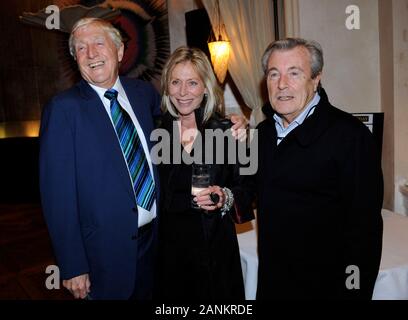 Sir Michael Morbo di Parkinson per celebrare il lancio del suo libro "Parky la mia autobiografia" con il fotografo Terry O'Neill in occasione di un ricevimento di Holland Park, Kensington di Londra. Foto Stock