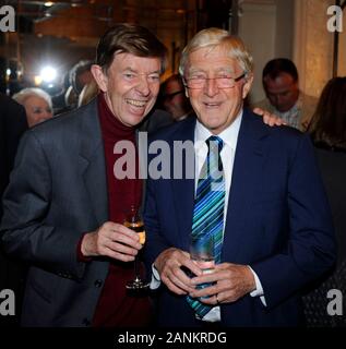 Sir Michael Morbo di Parkinson per celebrare il lancio del suo libro "Parky la mia autobiografia" con i compagni di presentatore Henry Kelly in occasione di un ricevimento a Holland Park, Kensington di Londra. Foto Stock