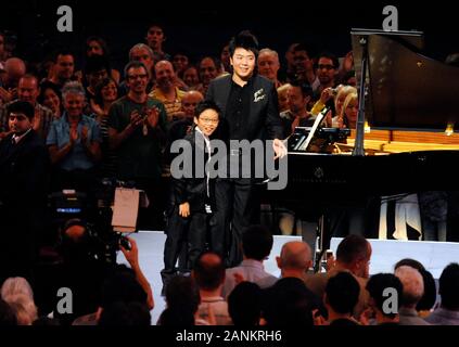 American Music prodigy 9 anno vecchio Marc Yu esecuzione presso la BBC Proms alla Royal Albert Hall con i colleghi musicista Lang Lang nel 2008. Foto Stock