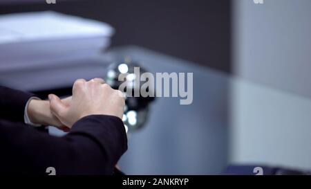 Donna amministratore di attesa vicino alla reception, check-in e check-out Foto Stock