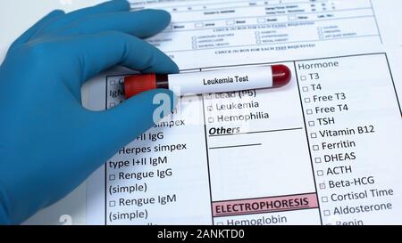 Prova di leucemia, medico che mostra il campione di sangue nel tubo, laboratorio di ricerca, salute checkup Foto Stock