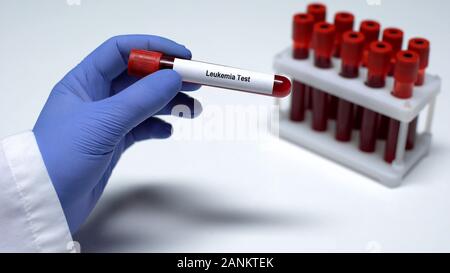 Prova di leucemia, medico che mostra il campione di sangue nel tubo, laboratorio di ricerca, salute checkup Foto Stock