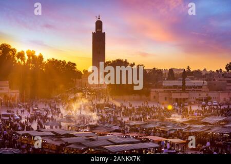 Piazza del mercato Jamaa el Fna con moschea di Koutoubia, Marrakech, Marocco, Nord Africa Foto Stock