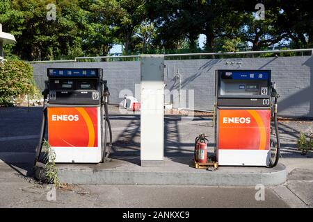 Erogatori di carburante a un vecchio Eneos stazione di riempimento, Giappone Foto Stock