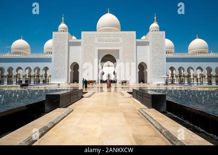 La Sheikh Zayed grande moschea è la più suggestiva attrazione turistica di Abu Dhabi e grande abbastanza per ospitare oltre 40.000 fedeli. Foto Stock