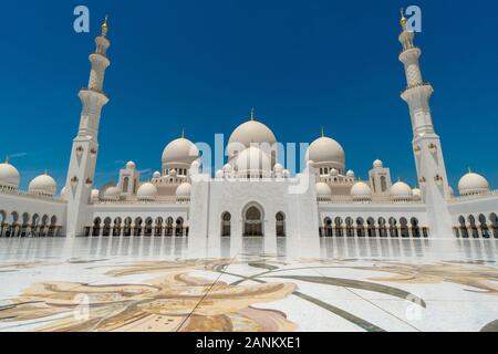 La Sheikh Zayed grande moschea è la più suggestiva attrazione turistica di Abu Dhabi e grande abbastanza per ospitare oltre 40.000 fedeli. Foto Stock