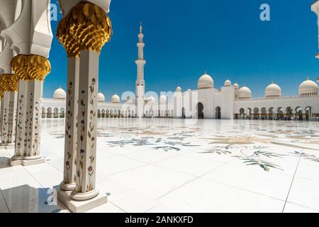 La Sheikh Zayed grande moschea è la più suggestiva attrazione turistica di Abu Dhabi e grande abbastanza per ospitare oltre 40.000 fedeli. Foto Stock