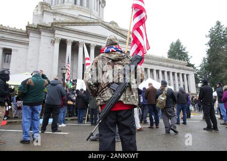 Olympia, Washington, Stati Uniti d'America. Xvii gen, 2020. Centinaia di frequentare una pistola rightsÃ¢â'¬â"¢ rally chiamato Ã¢â'¬Å"Rally 4 UR RightsÃ¢â'¬Â in Olympia, Washington il 17 gennaio, 2020. Credito: Karen Ducey/ZUMA filo/Alamy Live News Foto Stock