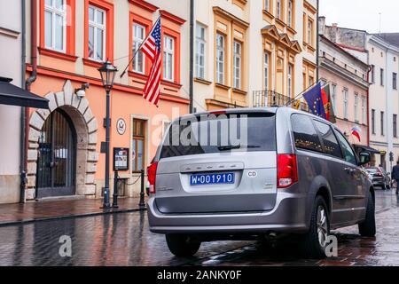 Cracovia in Polonia - Apr 30, 2019: bandiera americana sulla facciata del Consolato Generale degli Stati Uniti Cracovia situato nel centro storico di una città vecchia. Dodge auto Foto Stock