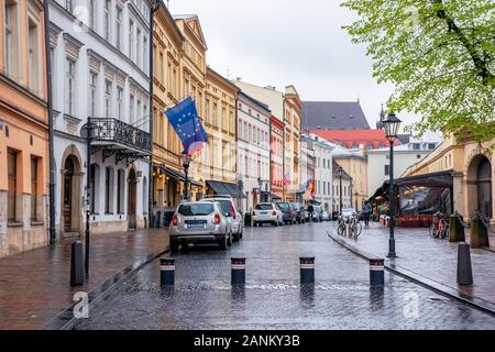 Cracovia in Polonia - Apr 30, 2019: Francia, USA, Tedesco e Unione europea bandiere su facciate di edifici di consolato situato nel centro storico di una città vecchia Foto Stock