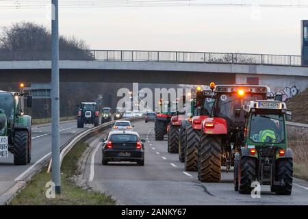 Mainz, Germania. Xvii gen, 2020. I trattori sono la guida in una catena attraverso la Hesse renana. Oltre 800 agricoltori con il loro trattore hanno protestato fuori del ZDF stazione TV in Mainz contro i mezzi di comunicazione della politica agricola. In seguito essi tentano di creare il mondo mobile più lunga catena del trattore mediante la guida dalla stazione TV attraverso Rhenish Hesse, per protestare contro le nuove norme di fertilizzanti. (Foto di Michael Debets/Pacific Stampa) Credito: Pacific Press Agency/Alamy Live News Foto Stock