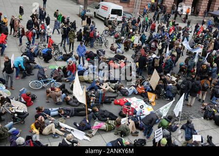 Mainz, Germania. Xvii gen, 2020. Protester eseguire un die-in nel centro città di Magonza. Oltre 9 mila giovani hanno marciato attraverso Mainz in una protesta contro il cambiamento climatico e per l' introduzione di misure contro di essa. La protesta è stata il centro di protesta della Germania sciopero del clima su 1 anno di anniversario del venerdì per le future proteste in Germania. (Foto di Michael Debets/Pacific Stampa) Credito: Pacific Press Agency/Alamy Live News Foto Stock