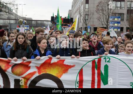Mainz, Germania. Xvii gen, 2020. Gli attivisti del clima marzo attraverso il centro della città di Magonza. Oltre 9 mila giovani hanno marciato attraverso Mainz in una protesta contro il cambiamento climatico e per l' introduzione di misure contro di essa. La protesta è stata il centro di protesta della Germania sciopero del clima su 1 anno di anniversario del venerdì per le future proteste in Germania. (Foto di Michael Debets/Pacific Stampa) Credito: Pacific Press Agency/Alamy Live News Foto Stock