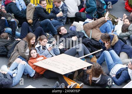 Mainz, Germania. Xvii gen, 2020. Protester eseguire un die-in nel centro città di Magonza. Oltre 9 mila giovani hanno marciato attraverso Mainz in una protesta contro il cambiamento climatico e per l' introduzione di misure contro di essa. La protesta è stata il centro di protesta della Germania sciopero del clima su 1 anno di anniversario del venerdì per le future proteste in Germania. (Foto di Michael Debets/Pacific Stampa) Credito: Pacific Press Agency/Alamy Live News Foto Stock
