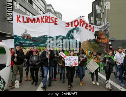 Mainz, Germania. Xvii gen, 2020. I manifestanti marzo con banner e poster attraverso il centro della città di Magonza. Oltre 9 mila giovani hanno marciato attraverso Mainz in una protesta contro il cambiamento climatico e per l' introduzione di misure contro di essa. La protesta è stata il centro di protesta della Germania sciopero del clima su 1 anno di anniversario del venerdì per le future proteste in Germania. (Foto di Michael Debets/Pacific Stampa) Credito: Pacific Press Agency/Alamy Live News Foto Stock