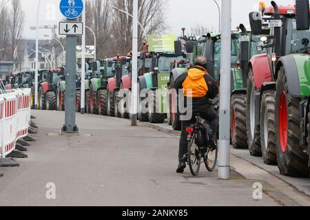 Mainz, Germania. Xvii gen, 2020. I trattori sono schierate prima di attraversare il ponte in Mainz. Oltre 800 agricoltori con il loro trattore hanno protestato fuori del ZDF stazione TV in Mainz contro i mezzi di comunicazione della politica agricola. In seguito essi tentano di creare il mondo mobile più lunga catena del trattore mediante la guida dalla stazione TV attraverso Rhenish Hesse, per protestare contro le nuove norme di fertilizzanti. (Foto di Michael Debets/Pacific Stampa) Credito: Pacific Press Agency/Alamy Live News Foto Stock