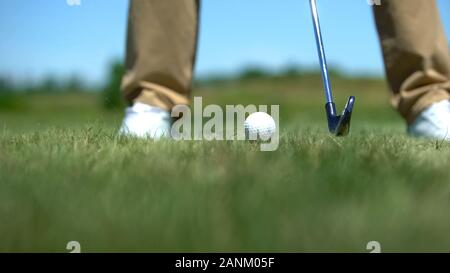 Esperto giocatore di golf di colpire la sfera dal tee, strike shot, sport ricreativo hobby Foto Stock