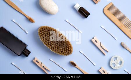 Naturale bagno organici prodotti cosmetici e SPA set accessori su sfondo blu. Layout creativi con eco-friendly bagno strumenti. Rifiuti Zero, s Foto Stock