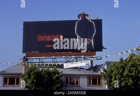 Affissioni per il filmato perdonati con Clint Eastwood sulla Sunset Strip di Los Angeles, CA 1992 circa Foto Stock