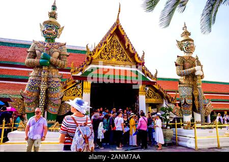 BANGKOK, Thailandia - Dicembre 23, 2018: turisti al Grand Palace una famosa destinazione turistica con il Tempio del Buddha di Smeraldo (Wat Phra Kaew). Foto Stock