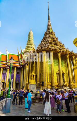 BANGKOK, Thailandia - Dicembre 23, 2018: turisti al Grand Palace una famosa destinazione turistica con il Tempio del Buddha di Smeraldo (Wat Phra Kaew). Foto Stock