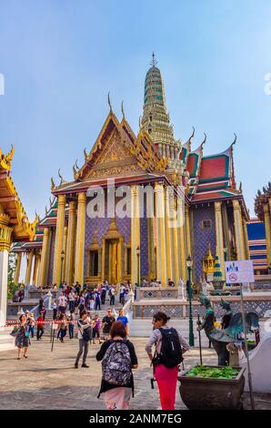 BANGKOK, Thailandia - Dicembre 23, 2018: turisti al Grand Palace una famosa destinazione turistica con il Tempio del Buddha di Smeraldo (Wat Phra Kaew). Foto Stock