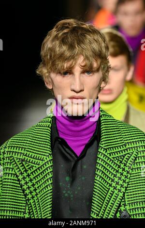 Parigi, Francia. 05 gen, 2020. Berluti AW20 pista durante la settimana della moda di Parigi gli uomini Contatti Gennaio 2020 - Parigi, Francia 17/01/2020 Credit: dpa/Alamy Live News Foto Stock